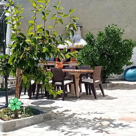 Local Os Maias Homestay *