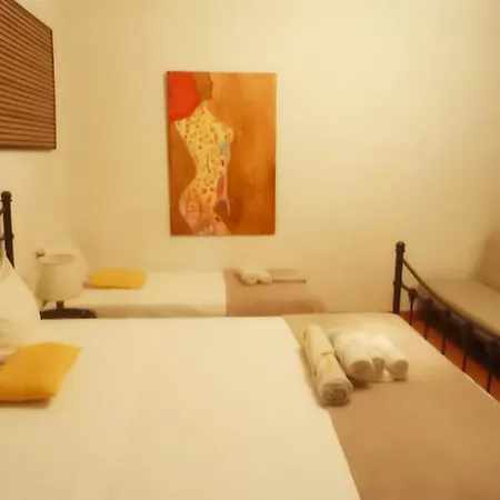 Quarto em Acomodações Particulares Local Os Maias *