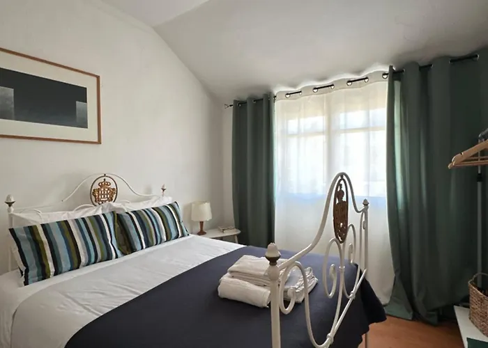 Quarto em Acomodações Particulares Casa Os Maias - Jardim, Terraço E Espaço 11 Pessoas *