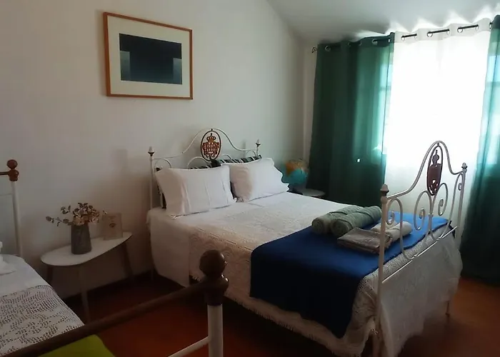 Quarto em Acomodações Particulares Casa Os Maias - Jardim, Terraço E Espaço 11 Pessoas