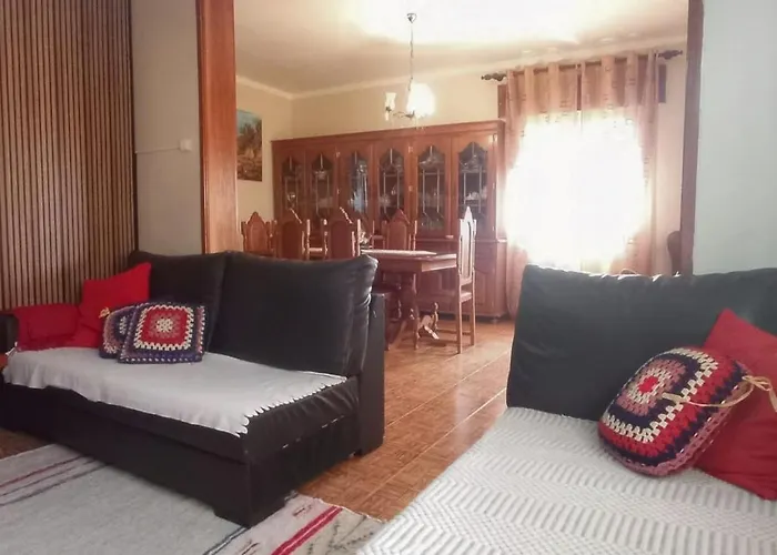 Casa Os Maias - Jardim, Terraco E Espaco 11 Pessoas ホームステイ